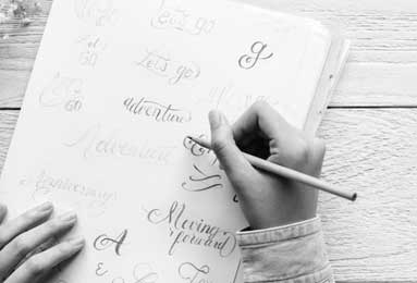 虎扑体育-很沮丧！东契奇左腿筋不适回更衣室时 怒踢场边广告牌