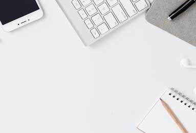 虎扑体育-很沮丧！东契奇左腿筋不适回更衣室时 怒踢场边广告牌